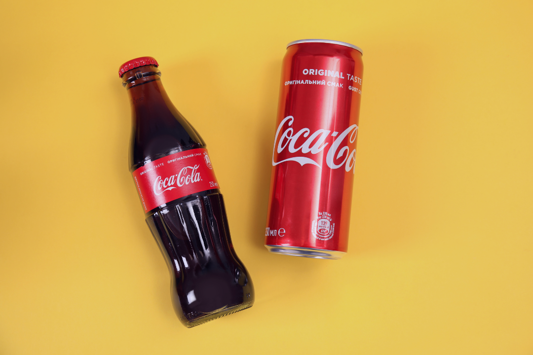 A visual showcasing famous brands like Coca-Cola, Apple, and Starbucks using specific colors to convey emotions and values.